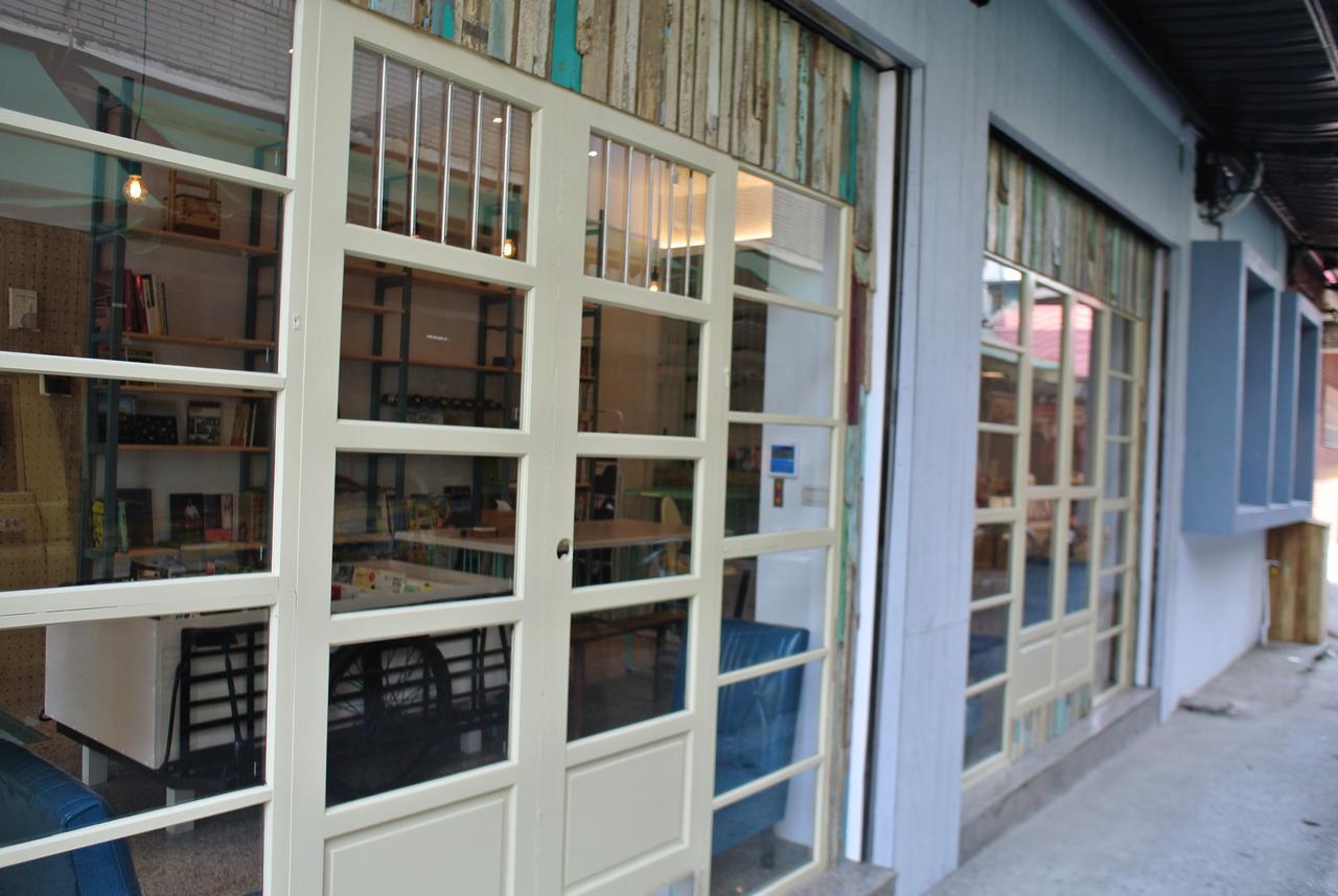 Bobooks Hostel Chiayi Exterior foto